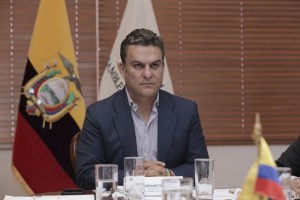 Parlamento de Ecuador destituye a su presidente e inicia juicio contra fiscal