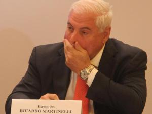 Juez envía a juicio al expresidente Martinelli por caso de espionaje político