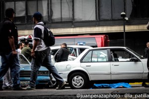 Taxista murió de un infarto mientras empujaba su carro en Chacao (Fotos)