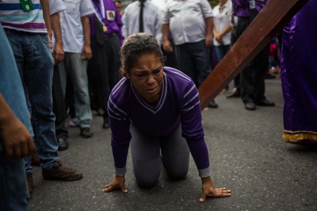 CARACAS (VENEZUELA), 28/03/2018.- Penitentes del Nazareno de San Pablo acompañan la procesión anual del Miércoles Santo en la Basílica de Santa Teresa hoy, miércoles 28 de marzo de 2018, en Caracas (Venezuela). Miles de caraqueños saludaron hoy al Nazareno de San Pablo con peticiones de que traiga paz al país y para darle gracias por cumplir sus peticiones en la procesión más representativa de la Semana Santa en la capital venezolana. EFE/Cristian Hernández