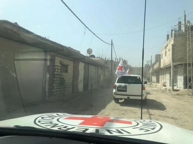 Varios vehículos de la Cruz Roja, parte de un convoy humanitario, se dirigen hacia Guta Oriental (Siria), hoy 5 de marzo de 2018. Un convoy humanitario entró en Guta Oriental, el principal bastión opositor de las afueras de Damasco, en el que es el primer cargamento de ayuda a esta zona desde la intensificación de los ataques por parte de las autoridades sirias y sus aliados el pasado 18 de febrero. El convoy está organizado por la ONU, el Comité Internacional de la Cruz Roja (CICR) y la Media Luna Roja Siria. EFE/ Pawel Krzysiek