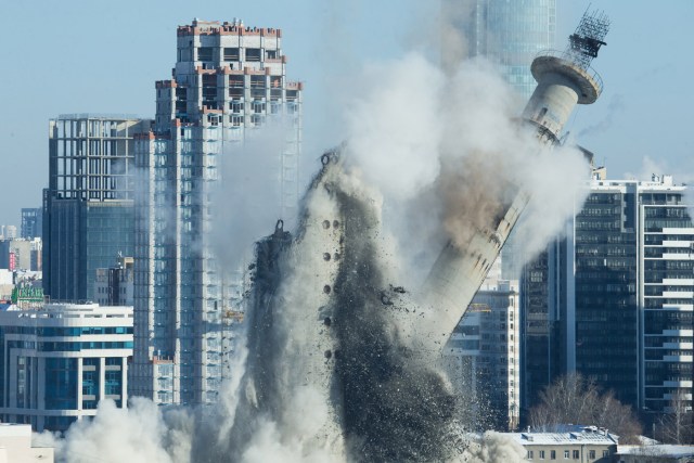 La inconclusa y abandonada torre de televisión colapsa durante una demolición controlada en Ekaterimburgo, Rusia, el 24 de marzo del 2018. REUTERS/Alexei Kolchin