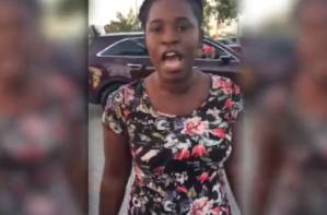 ¡Ira en la carretera!: Dos hermanas agreden a una mujer a batazos  (VIDEO)