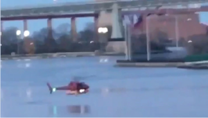 Se estrelló un helicóptero en el East River de Nueva York (Video)