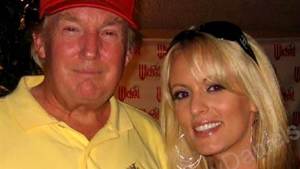 Trump dice que la actriz porno Stormy Daniels está estafando a los medios