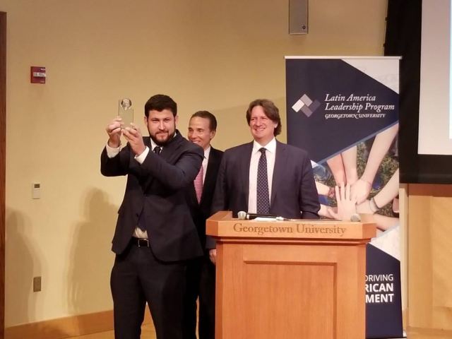 Foto: Universidad de Georgetown entregó el premio por liderazgo latino americano a David Smolansky / Prensa