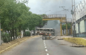 Suspenden servicio de transporte en Táchira por quema de unidad en protesta #12Mar