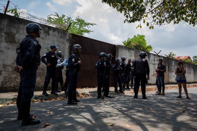 Un grupo de familiares de presos hablan con miembros de la Policía hoy, miércoles 28 de marzo de 2018, en las inmediaciones del centro de reclusión de la Policía Estatal de Carabobo (centro) en Valencia (Venezuela). Un motín en el centro de reclusión de la Policía de Carabobo (centro) de Venezuela dejó hoy cinco reclusos muertos y dos policías heridos, según medios locales. EFE/Miguel Gutiérrez