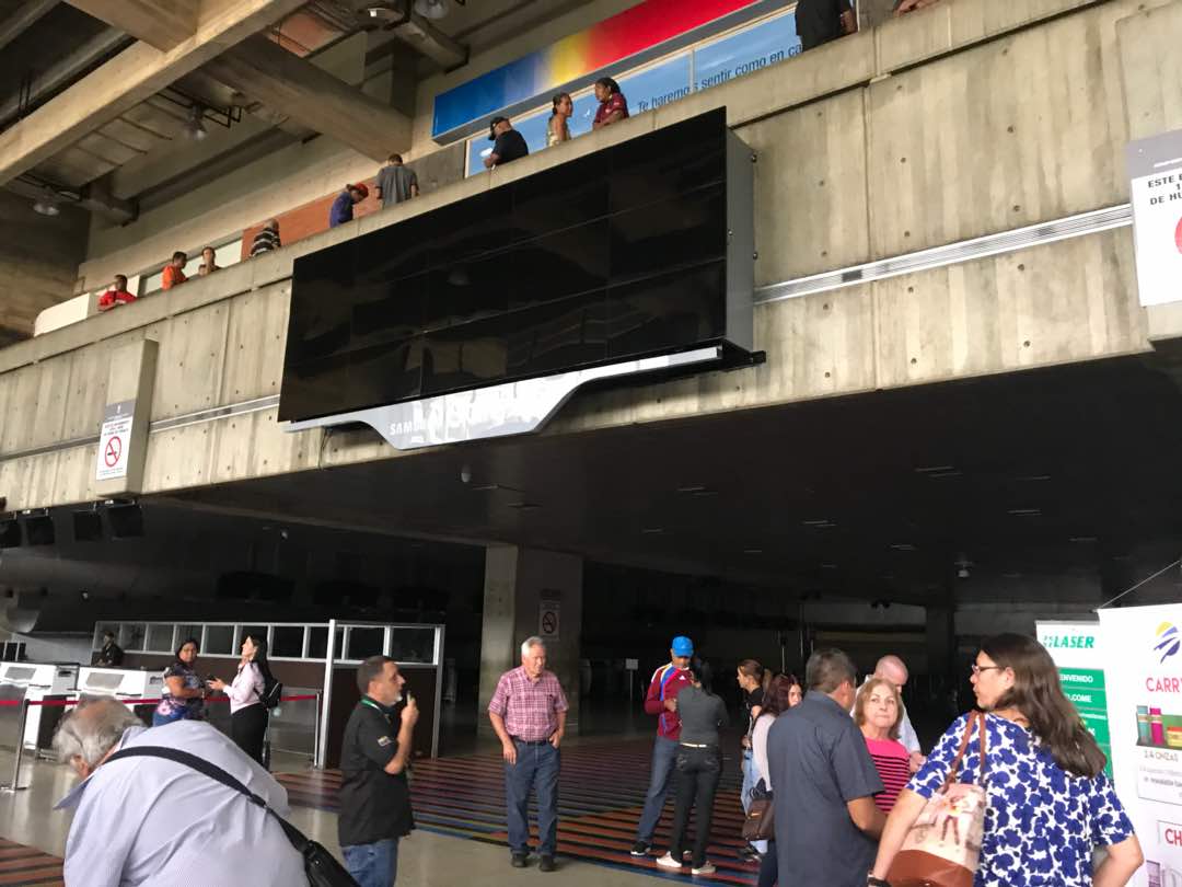 Aeropuerto de Maiquetía se queda sin luz #5Mar (Fotos)