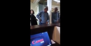 Abuelito borracho pelea con su reflejo (Video+no le den más)