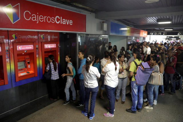 Venezolanos acudieron a los bancos este viernes para ver si podían sacar efectivo 