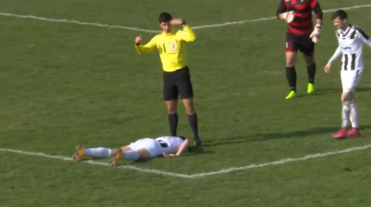 Futbolista muere en pleno juego tras recibir un pelotazo en el pecho (Video)