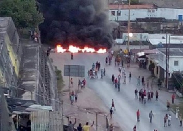 Protesta en el sector Playa Grande en Cumaná // Foto @robertalcalasu