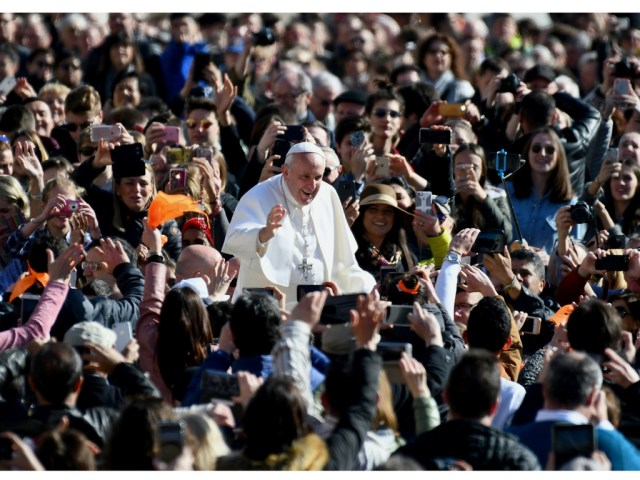 El Papa Francisco saluda a los fieles a su llegada a la plaza de San Pedro en el Vaticano para su audiencia general semanal. Foto: VINCENZO PINTO / AFP