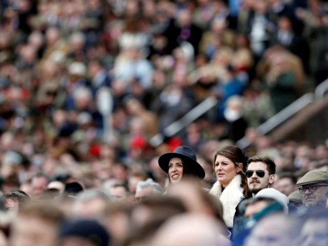 Participantes de la carrera miren el 13.30 Obstáculo de los novatos de Ballymore . Foto: REUTERS / Darren Staples