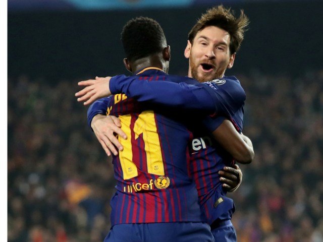 Barcelona celebra con Lionel Messi después de anotar su segundo gol . Foto: REUTERS / Susana Vera