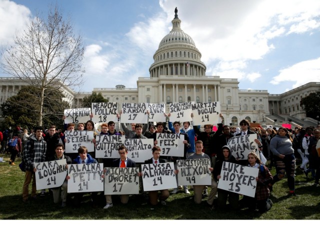 Los estudiantes de las escuelas del área de Washington DC protestan por un control de armas más estricto durante una huelga de estudiantes en el Capitolio de los Estados Unidos en Washington. Foto: REUTERS / Joshua Roberts
