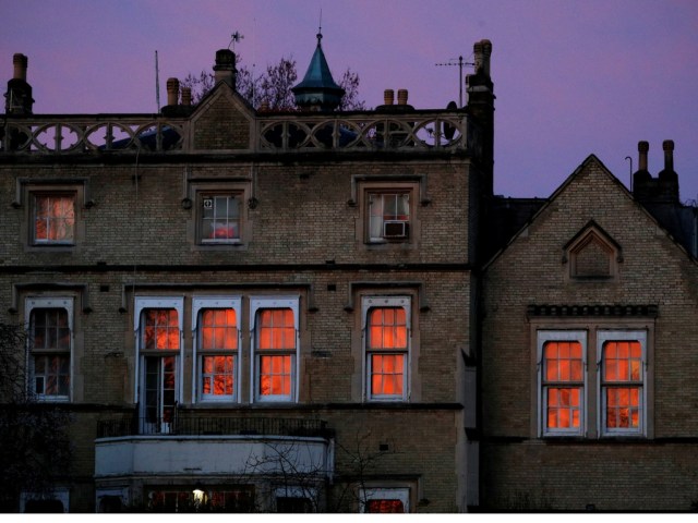 El amanecer se refleja en las ventanas de la residencia oficial del embajador de Rusia en Gran Bretaña, en el centro de Londres. Foto: REUTERS / Phil Noble