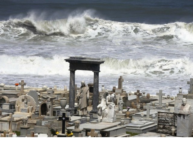 Fuertes olas azotan el histórico Cementerio Santa María Magdalena de Pazzis en el Viejo San Juan (Puerto Rico)/ Foto EFE 