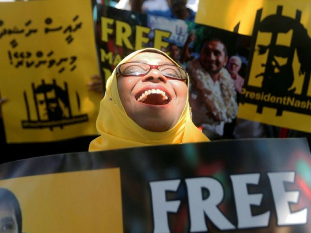 Protestas contra el presidente de Maldivas, Abdulla Yameen, por la liberación de los presos políticos de la oposición frente a la embajada de Maldivas en Colombo (Sri Lanka) /Foto Reuters 