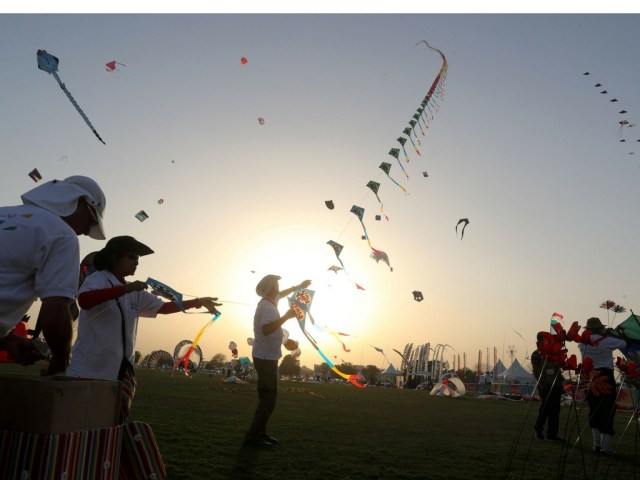 Los participantes vuelan cometas durante un festival internacional de cometas en Doha Qatar/Foto Reueters  