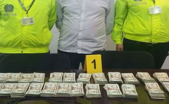El individuo y el dinero fueron dejados a disposición de la Fiscalía. FOTO Cortesía Policía.