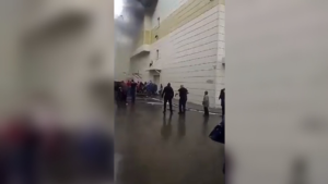 Saltó por la ventana para huir del incendio en un centro comercial en Rusia (Imágenes sensibles)