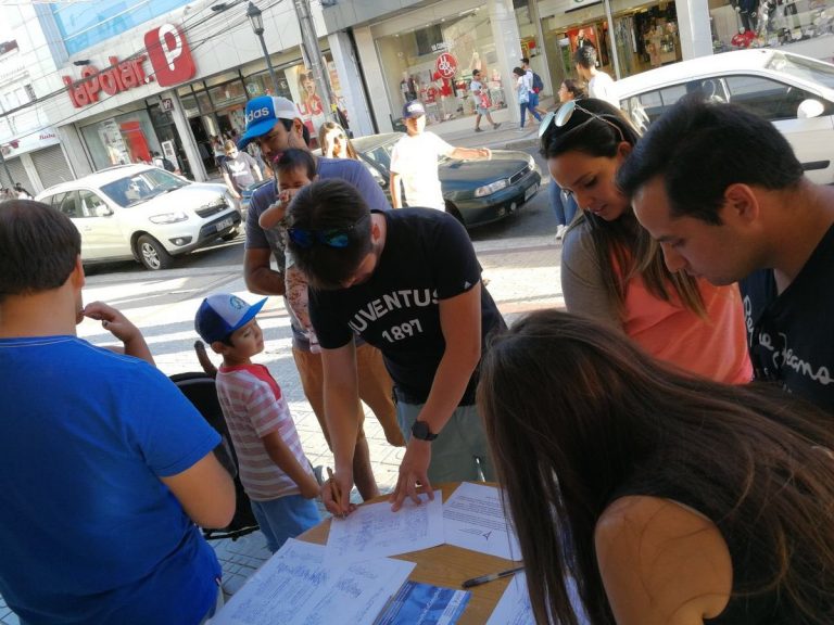 Jóvenes reúnen firmas para impedir visita de Maduro y Castro a Chile