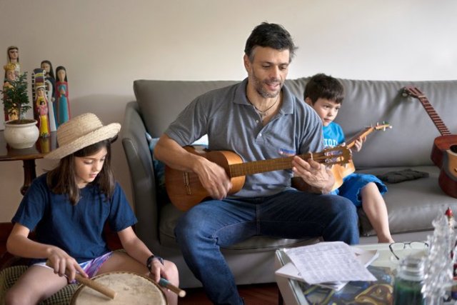 López con sus hijos en su casa por cárcel el pasado mes de enero (Foto The New York Times)