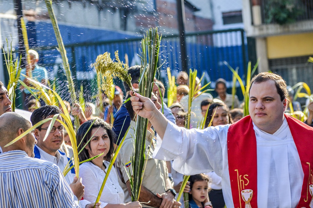 Más de mil feligreses asistieron a la Misa de Ramos en Chacao (Fotos)