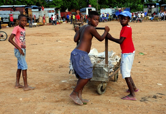 Niños vendiendo sacos en el mercado de 114, Marianao, La Habana (Foto extraída de Cubanet.org)