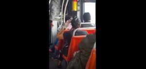 Tipo tranquila… La graban mientras se pinta el cabello en el bus