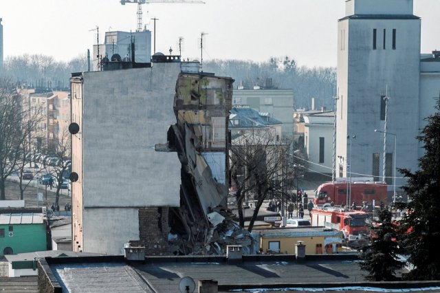 A partially collapsed apartment building is pictured after a gas explosion, which caused the death of four people, according to local media, in Poznan, Poland, March 4, 2018. Agencja Gazeta/Piotr Skornicki via  REUTERS ATTENTION EDITORS - THIS IMAGE WAS PROVIDED BY A THIRD PARTY. POLAND OUT. NO COMMERCIAL OR EDITORIAL SALES IN POLAND.