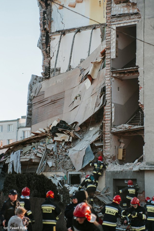 A general view of a collapsed building is seen in Poznan, Poland, March 4, 2018 in this picture obtained from social media. Courtesy of INSTAGRAM/ @PAWEL_ALTERNATYWNA /via REUTERS THIS IMAGE HAS BEEN SUPPLIED BY A THIRD PARTY. MANDATORY CREDIT.