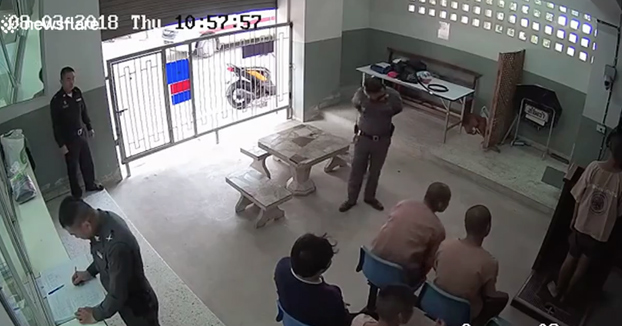 prisionero-se-fuga-delante-policias