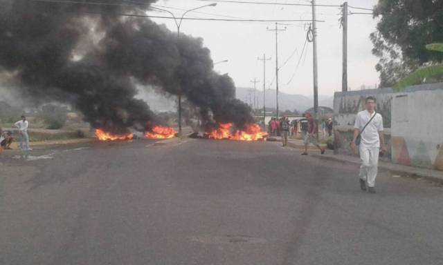 Foto: Cierran la avenida Libertador de Barquisimeto por falta de gas doméstico / Cortesía