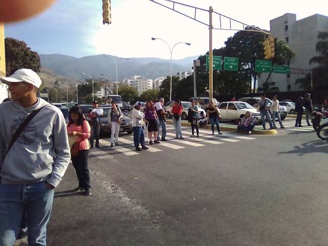 Foto: Padres protestan frente a la Sanidad de La Pastora por vacunas / Cortesía