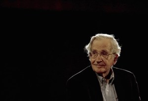 Noam Chomsky y otros activistas piden a EEUU y Canadá que levanten sanciones contra funcionarios venezolanos