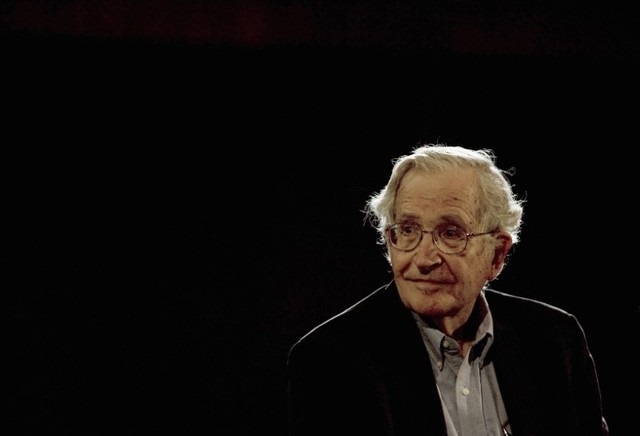 Imagen de archivo. El linguista y filósofo Noam Chomsky habla en la Universidad Nacional Autónoma de México, en Ciudad de México. 21 de septiembre de 2009. REUTERS/Jorge Dan.