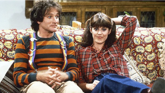 Robin Williams y Pam Dawber durante sus años como Mork y Mindy. Infobae