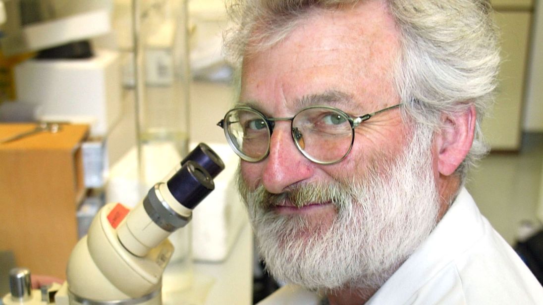 Muere el británico John Sulston, reconocido con el Nobel por su estudio del genoma