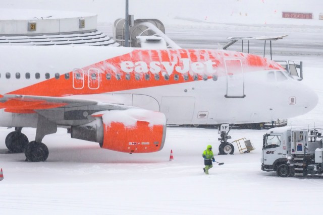 GE101WTT. GINEBRA (SUIZA), 01/03/2018.- Un hombre retira nieve con una pala de la pista de aterrizaje del aeropuerto de Ginebra, Suiza, hoy, 1 de marzo de 2018. Europa se ve afectada por una ola de frío siberiano que se ha cobrado la vida de más de 20 personas. EFE/MARTIAL TREZZINI