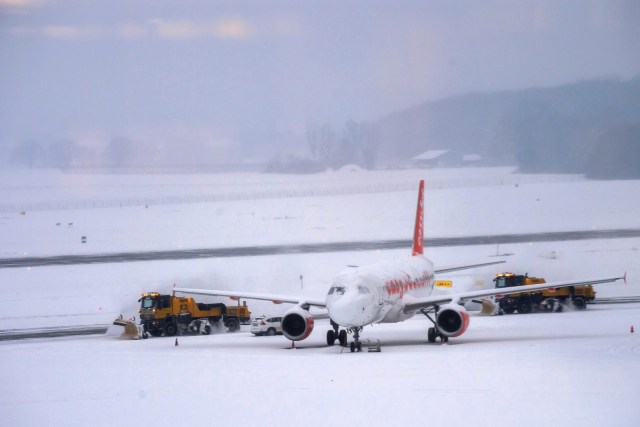 GE101WTT. GINEBRA (SUIZA), 01/03/2018.- Una máquina quitanieves retira la nieve de la pista de aterrizaje del aeropuerto de Ginebra, Suiza, hoy, 1 de marzo de 2018. Europa se ve afectada por una ola de frío siberiano que se ha cobrado la vida de más de 20 personas. EFE/MARTIAL TREZZINI
