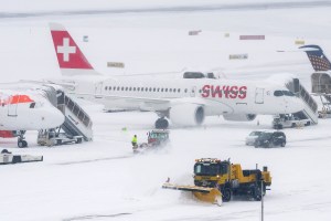 Aeropuerto de Ginebra abre pista de despegue tras fuerte nevada (Fotos)