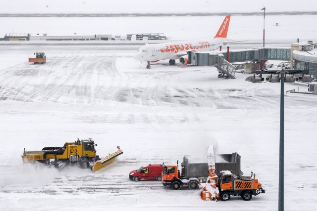GE101WTT. GINEBRA (SUIZA), 01/03/2018.- Máquinas quitanieve trabajan para retirar la nieve de la pista de aterrizaje del aeropuerto de Ginebra, Suiza, hoy, 1 de marzo de 2018. Europa se ve afectada por una ola de frío siberiano que se ha cobrado la vida de más de 20 personas. EFE/MARTIAL TREZZINI