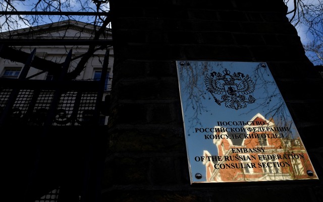 Un letrero con un escudo de armas se ve en la pared de la sección consular de la embajada de Rusia en Londres, Gran Bretaña, 16 de marzo de 2018. REUTERS / Toby Melville