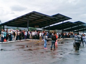 Falta de gasolina colma la paciencia de los habitantes en Rubio #23Mar