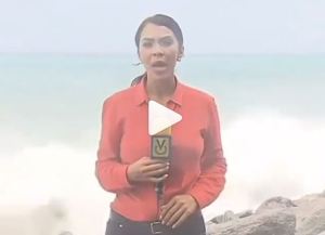 Viral: Periodista de Venevisión es “batuqueada” por una mega ola en Vargas (Video)