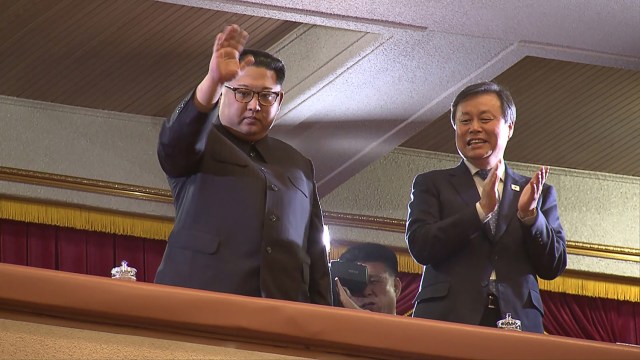 This picture captured from a video footage by Korea Pool reporters shows North Korean leader Kim Jong Un (L) and South Korea's Culture, Sports and Tourism Minister Do Jong-whan (R) during a rare concert by South Korean musicians at the 1,500-seat East Pyongyang Grand Theatre in Pyongyang on April 1, 2018. North Korean leader Kim Jong Un on April 1 attended the first concert in Pyongyang for over a decade by South Korean entertainers, including a K-pop girlband, the latest gesture of reconciliation before a rare inter-Korean summit. / AFP PHOTO / KOREA POOL / - / South Korea OUT