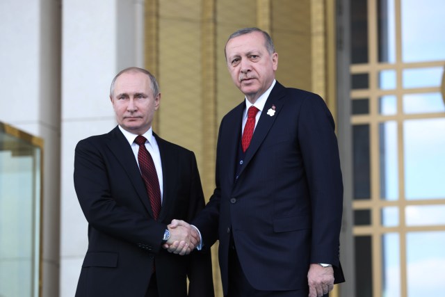 El presidente turco, Tayyip Erdogan, estrecha la mano de su homólogo ruso, Vladimir Putin, durante una ceremonia de bienvenida en el Palacio Presidencial de Ankara el 3 de abril de 2018. / AFP PHOTO / ADEM ALTAN